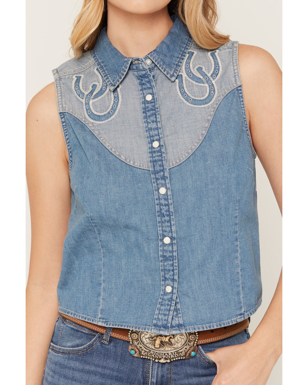Image #3 - Wrangler Retro Women's Horseshoe Sleeveless Cropped Snap Western Shirt, Blue, hi-res