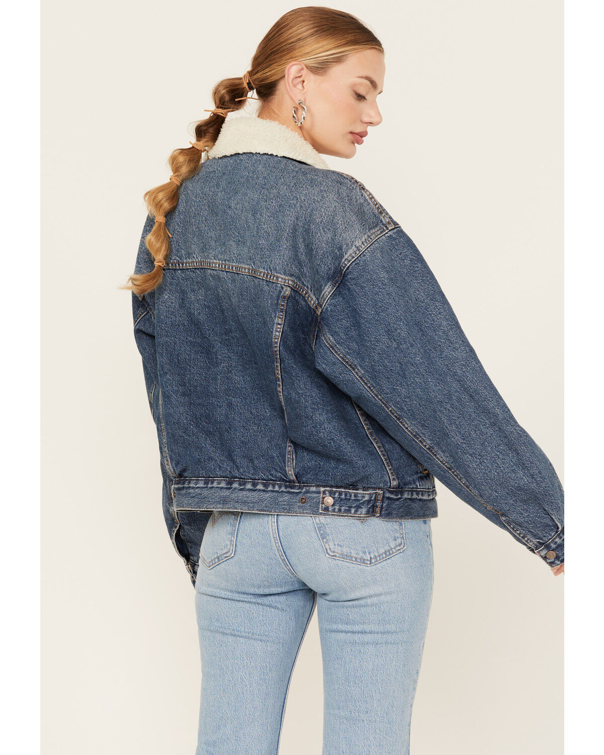 Image #4 - Levi's Women's Medium Wash 90s Sherpa Trucker Jacket, Blue, hi-res