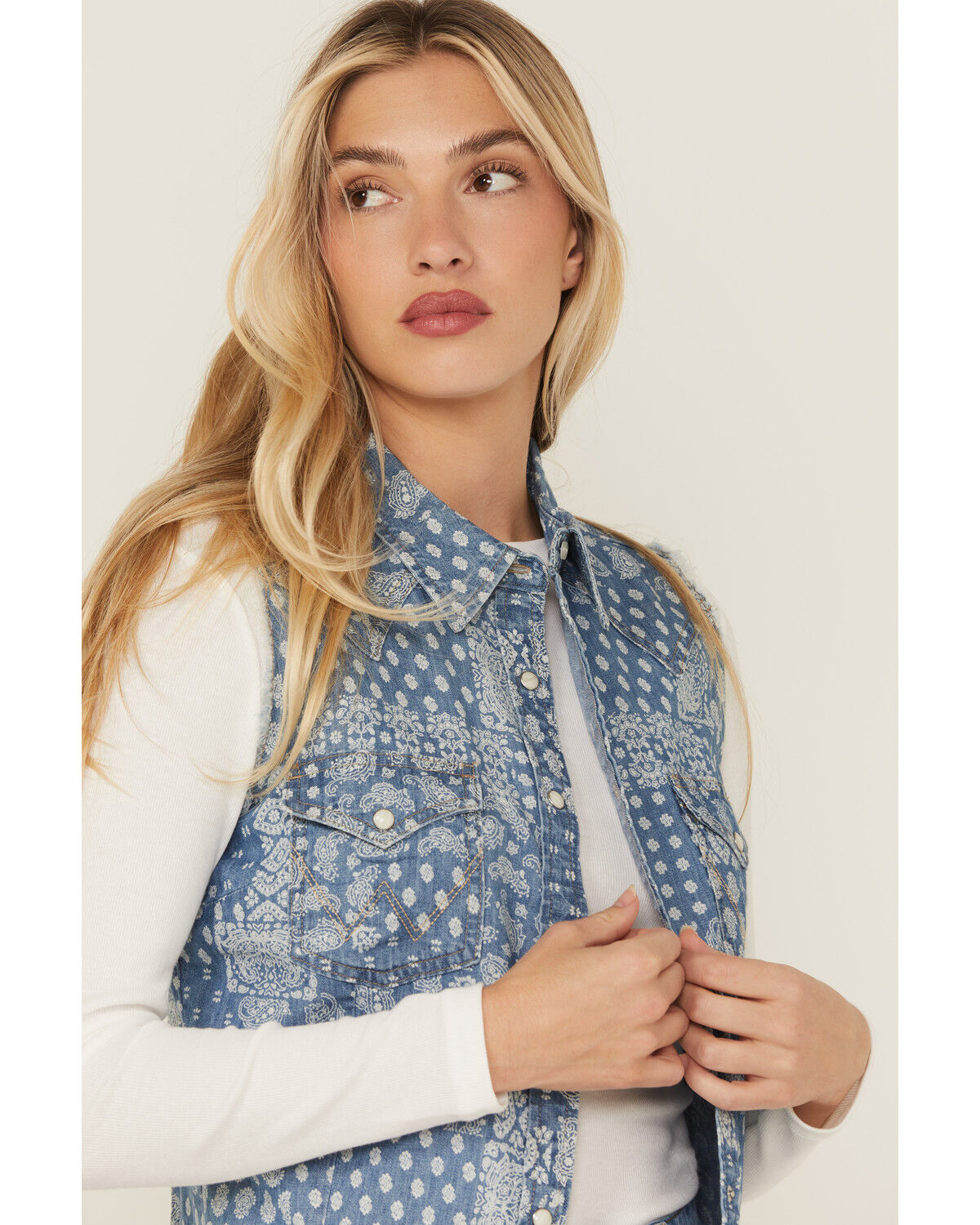 Image #2 - Wrangler Retro Women's Bandana Print Cropped Sleeveless Snap Western Shirt, Blue, hi-res